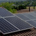 Painéis solares instalados no telhado de uma casa.