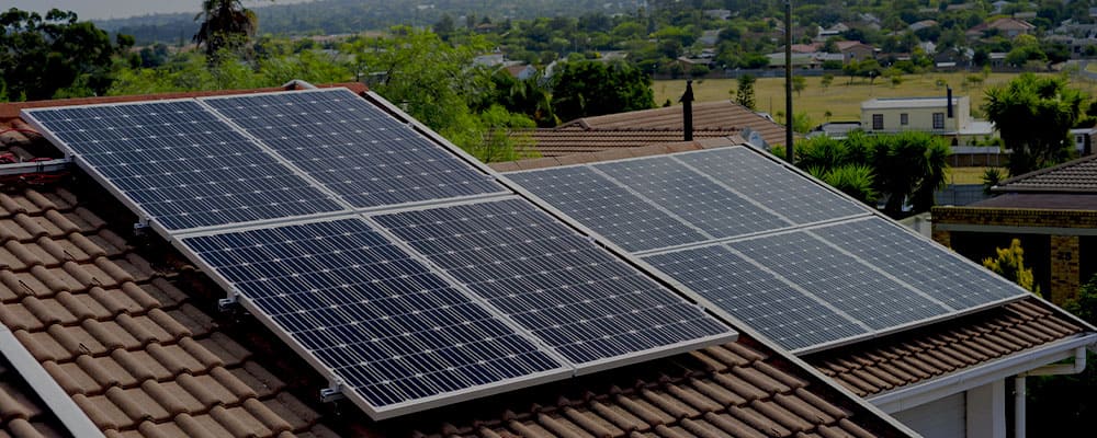 Painéis solares instalados no telhado de uma casa.