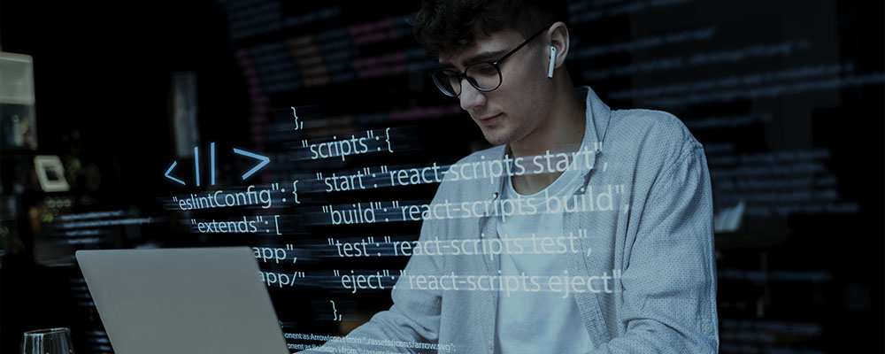 Garoto estudando programação.