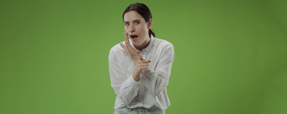 Mulher contando segredo sobre os mitos da tecnolgia que todo mundo já caiu.