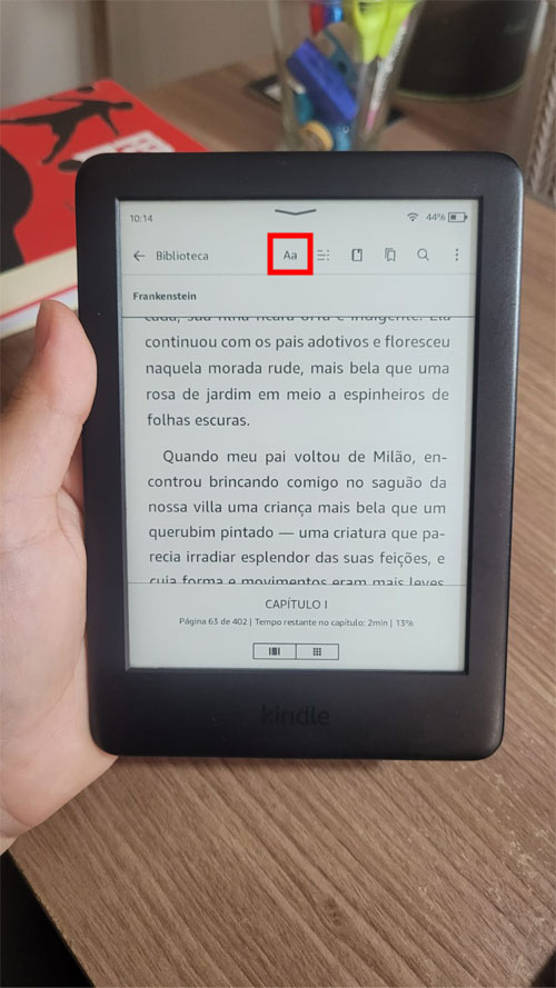 Como alternar entre os temas de leitura no Kindle.