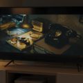Filme sendo exibido em uma TV que está espelhando um notebook.