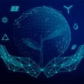 Conceito de tecnologia e sustentabilidade da empresa Positivo com mãos segurando um planeta terra formado por circuitos eletrônicos.