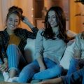 Amigos reunidos para assistir os lançamentos da Netflix de setembro de 2024.