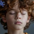Foco no rosto de uma criança com autismo de olhos fechados e várias peças de quebra-cabeça caindo sobre ele.