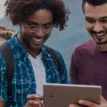 Amigos usando a internet em um tablet.