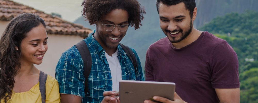 Amigos usando a internet em um tablet.