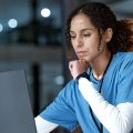 Médica usando notebooks da Positivo para complementar seu trabalho.