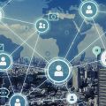 Pontos interligados sobre uma cidade com o mapa mundi ao fundo, representando perfis profissionais no LinkedIn.