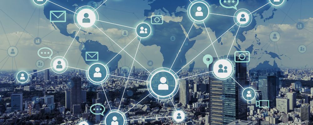 Pontos interligados sobre uma cidade com o mapa mundi ao fundo, representando perfis profissionais no LinkedIn.