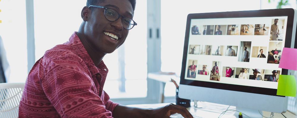 Fotógrafo criando um portfólio em uma plataforma online.