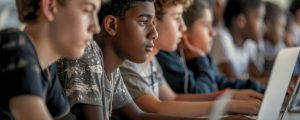 Alunos usando notebook em sala de aula para usufruir da gamificação na educação.