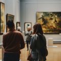 Pessoas em uma tour em um museu de arte.