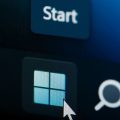 Cursor do mouse sobre o ícone Iniciar na barra de tarefas do sistema operacional Windows.