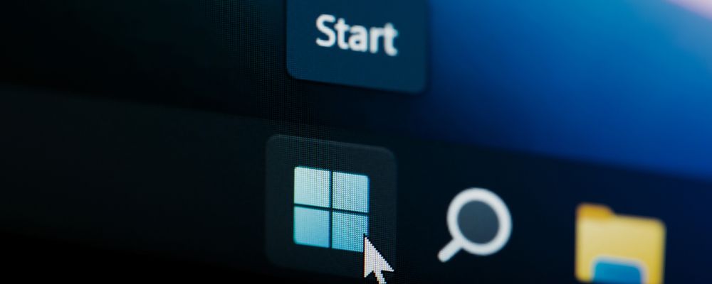 Cursor do mouse sobre o ícone Iniciar na barra de tarefas do sistema operacional Windows.