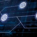 Ícones de internet em formato de globo terrestre interligados.