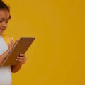 Criança usando tablet.
