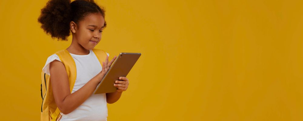 Criança usando tablet.