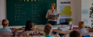 Professora à frente de sua turma de alunos dando uma aula preparada com auxílio do Copilot.