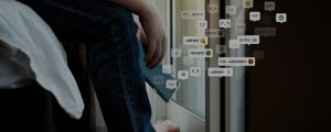 Criança triste ao sofrer cyberbullying em redes sociais.