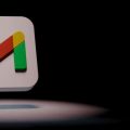 Logo do Gmail sobre um fundo escuro.