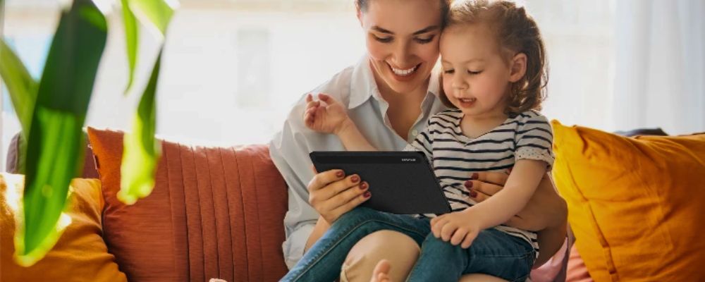 Mãe usando um tablet Positivo Vision 7 para brincar com sua filha.