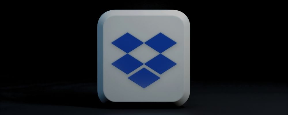 Logo do Dropbox sobre um fundo escuro.