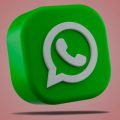 Logo do WhatsApp sobre um fundo rosa.