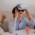 Crianças usando óculos de realidade virtual na escola.