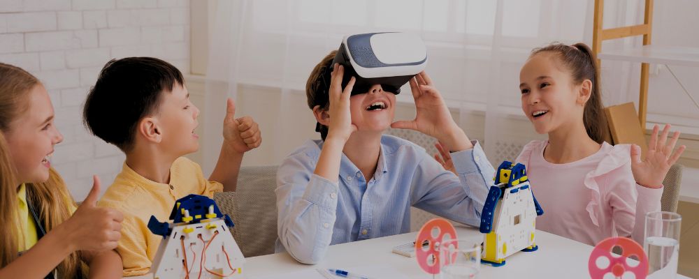 Crianças usando óculos de realidade virtual na escola.