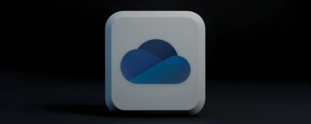 Logo do OneDrive sobre um fundo escuro.