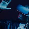 Homem usando óculos de realidade virtual para entretenimento.