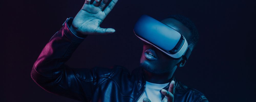 Homem usando óculos de realidade virtual para entretenimento.