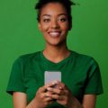 Mulher sorrindo usando o WhatsApp.