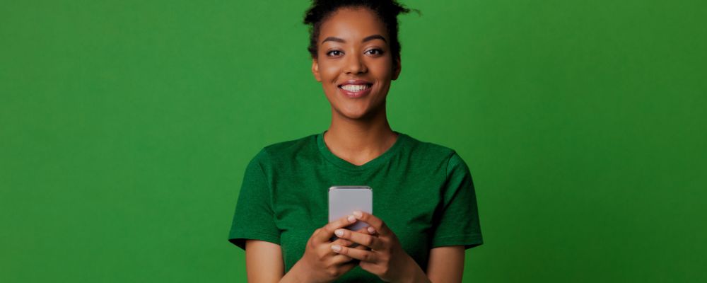 Mulher sorrindo usando o WhatsApp.