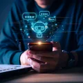 Interação com chatbot de inteligência artificial em smartphone. Ícone IA azul futurista, balões de fala brilhantes, conexões digitais. Tecnologia de conversação.