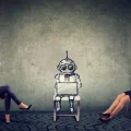 Duas mulheres sentadas em cadeiras, relaxando com as mãos atrás da cabeça, flanqueiam um desenho de robô que está diligentemente trabalhando em um laptop. A imagem simboliza a automação e a inteligência artificial assumindo tarefas, permitindo que os humanos relaxem ou se concentrem em outras atividades. O fundo é uma parede cinza texturizada.