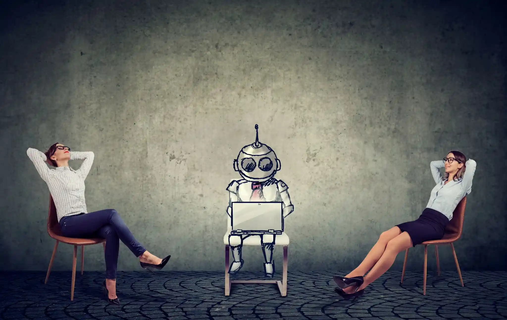 Duas mulheres sentadas em cadeiras, relaxando com as mãos atrás da cabeça, flanqueiam um desenho de robô que está diligentemente trabalhando em um laptop. A imagem simboliza a automação e a inteligência artificial assumindo tarefas, permitindo que os humanos relaxem ou se concentrem em outras atividades. O fundo é uma parede cinza texturizada.