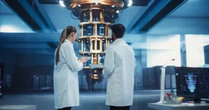 Dois pesquisadores, um homem e uma mulher em jalecos brancos, observam um avançado computador quântico dourado e azul em um laboratório de alta tecnologia. A mulher segura um tablet e o homem um laptop, ambos envolvidos em análise de dados e pesquisa científica em um ambiente moderno e futurista.
