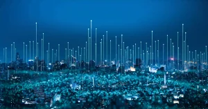 Paisagem urbana noturna com prédios e arranha-céus iluminados, sobreposta por linhas de luz verticais e pontos brilhantes, simbolizando rede de dados, conectividade tecnológica e comunicação global em uma cidade inteligente.