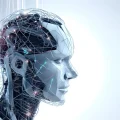 Cabeça e parte superior do corpo de um robô futurista com design metálico e estrutura de rede, exibindo luzes brilhantes e linhas de conexão que representam inteligência artificial e processamento de dados. A imagem simboliza tecnologia avançada e inovação digital.