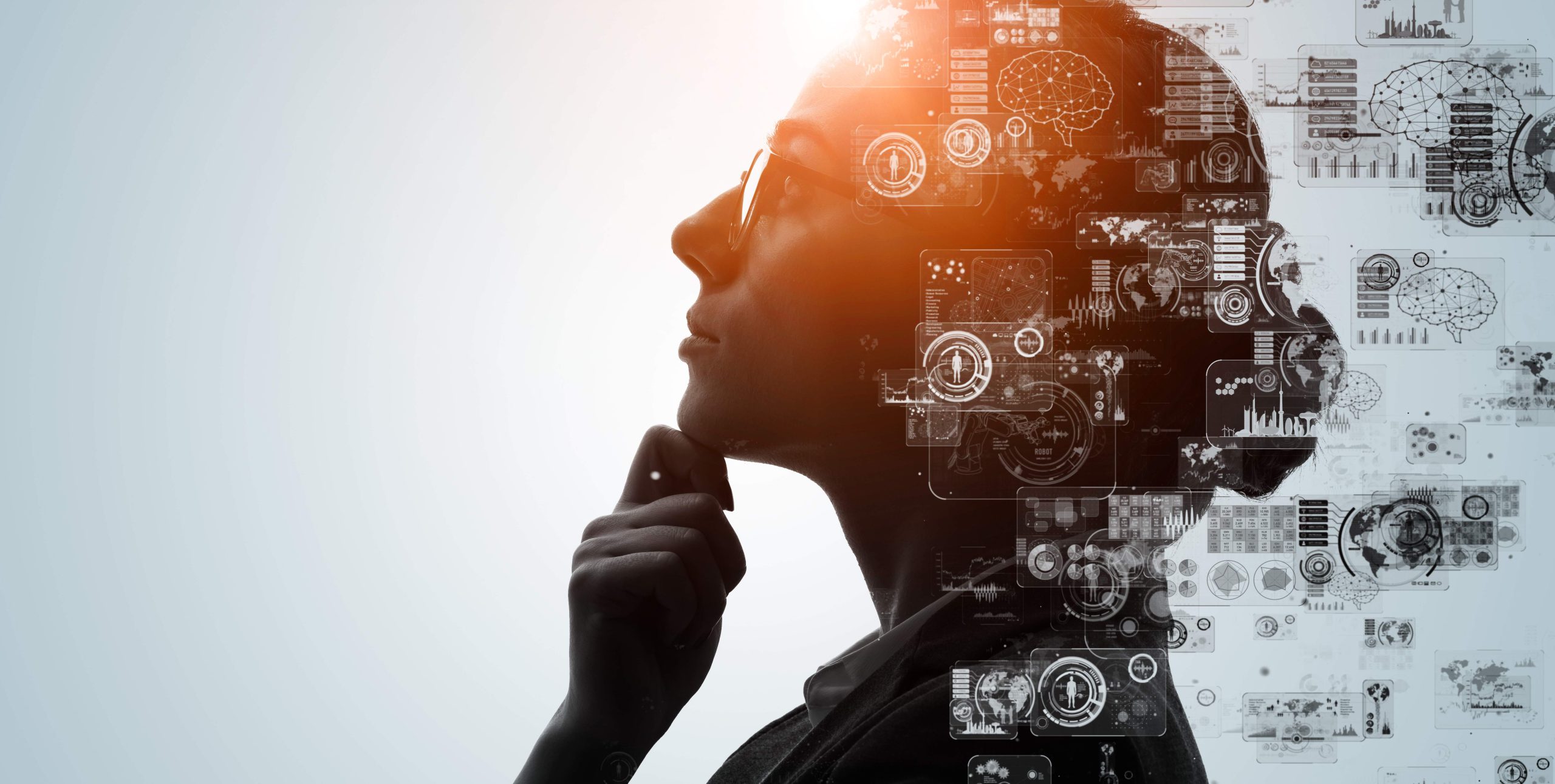Silhueta de perfil de uma mulher com óculos em pose reflexiva, com uma sobreposição digital de gráficos de dados, mapas, ícone de cérebro iluminado e elementos de inteligência artificial e tecnologia.