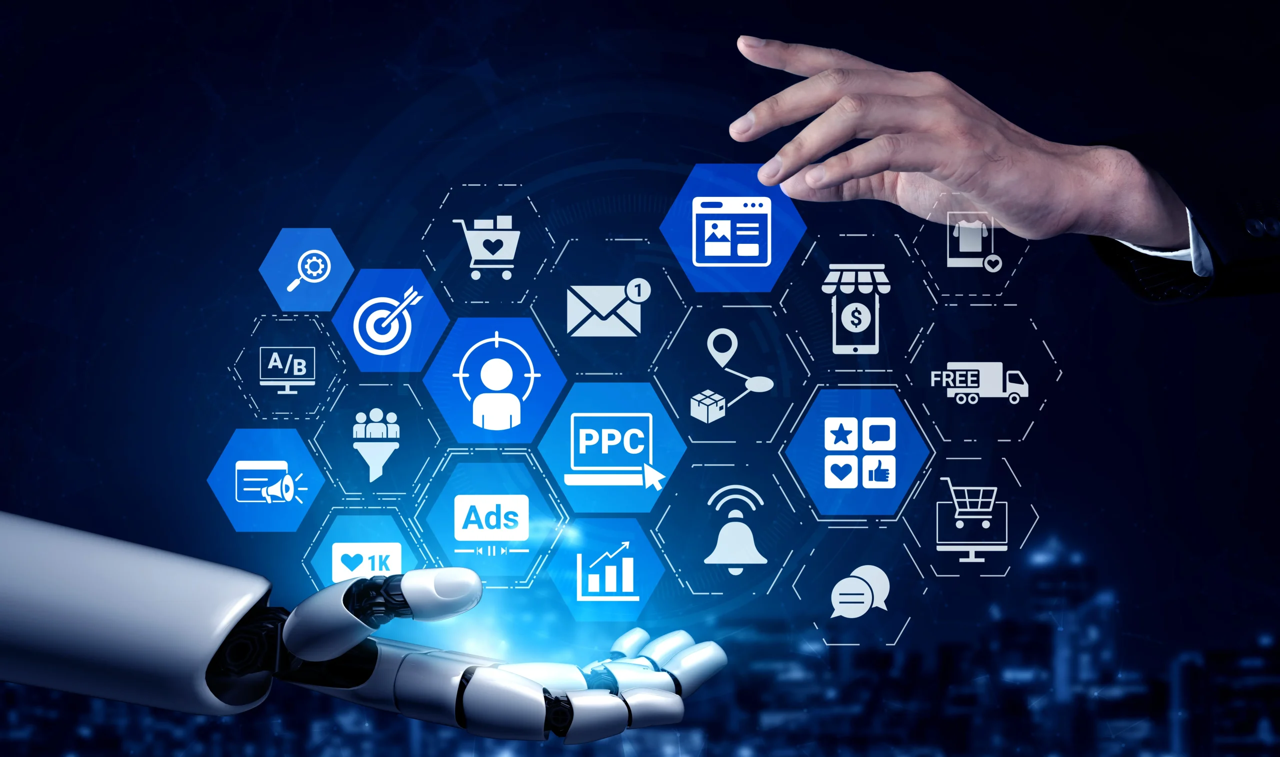 Uma mão humana e uma mão robótica interagem com uma projeção holográfica azul de ícones de marketing digital e e-commerce, incluindo PPC, Ads, análise de dados, segmentação de público-alvo, carrinho de compras, email marketing, A/B testing e logística de entrega. O fundo é um ambiente digital escuro com linhas de rede e luzes borradas, simbolizando a integração de inteligência artificial e automação nas estratégias de marketing online e vendas digitais.