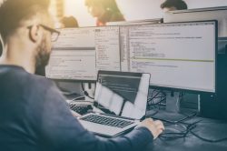 [INFOGRÁFICO] Onshore vs. Offshore: o que é melhor para o seu outsourcing de TI?