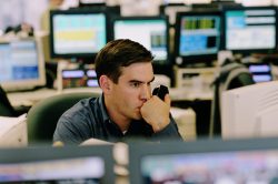 Como o uso de computadores antigos afeta a rotina de trabalho