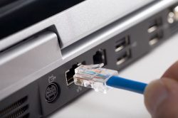 Por que a porta Ethernet é fundamental para a conexão de rede?