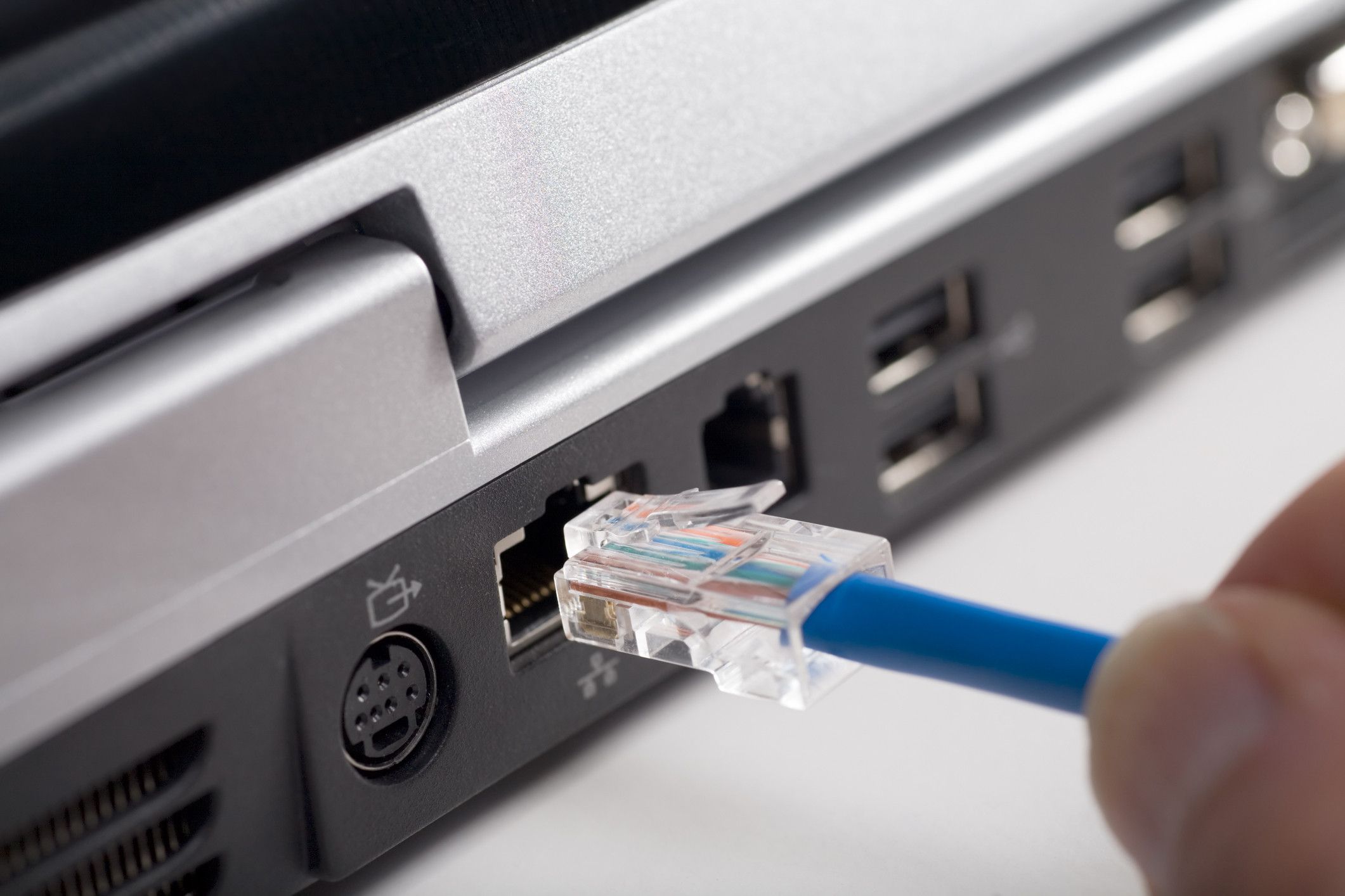 Por que a porta Ethernet é fundamental para a conexão de rede?