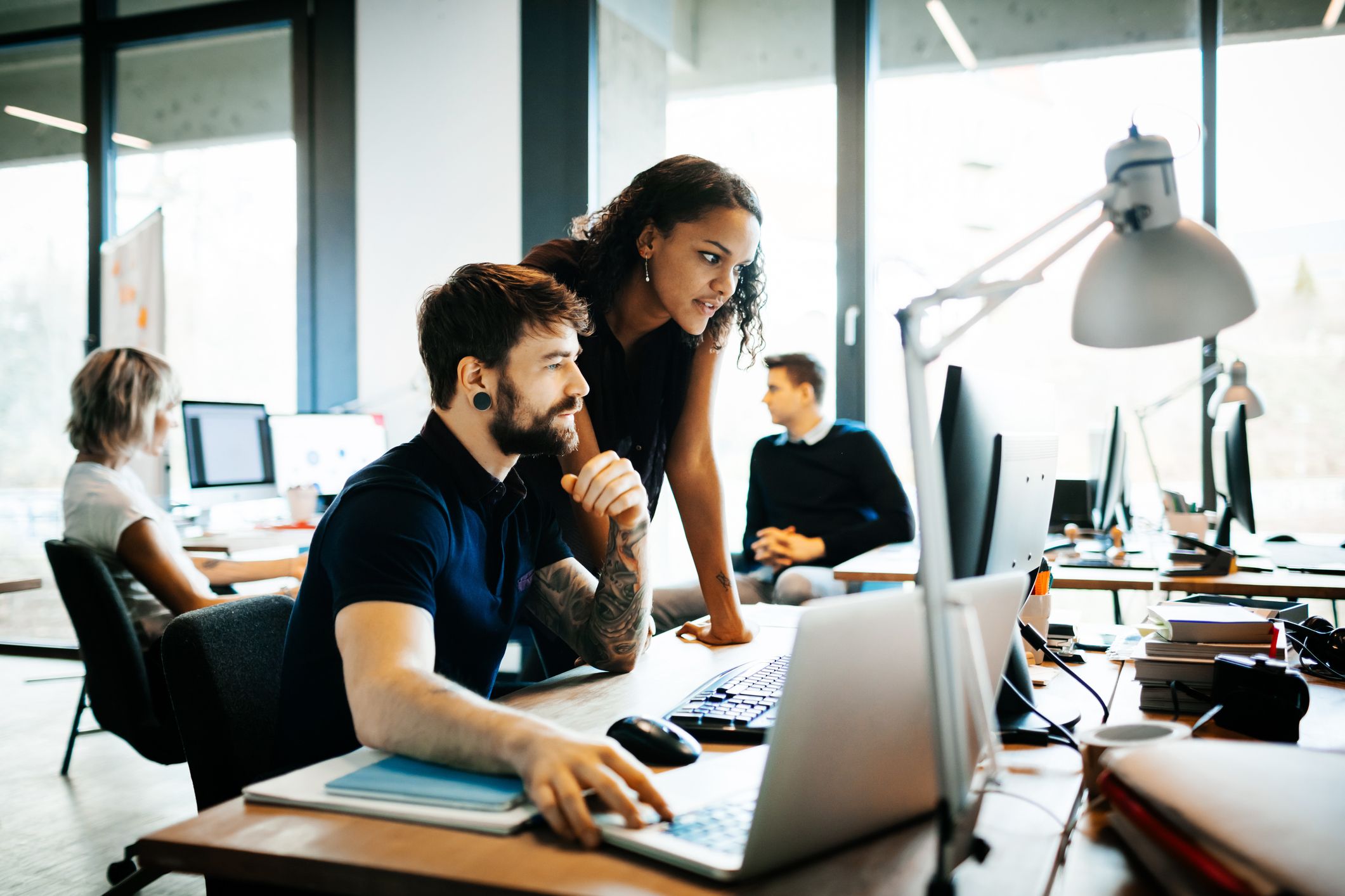 A gestão de mudanças na empresa para garantir a adoção bem-sucedida de novas tecnologias