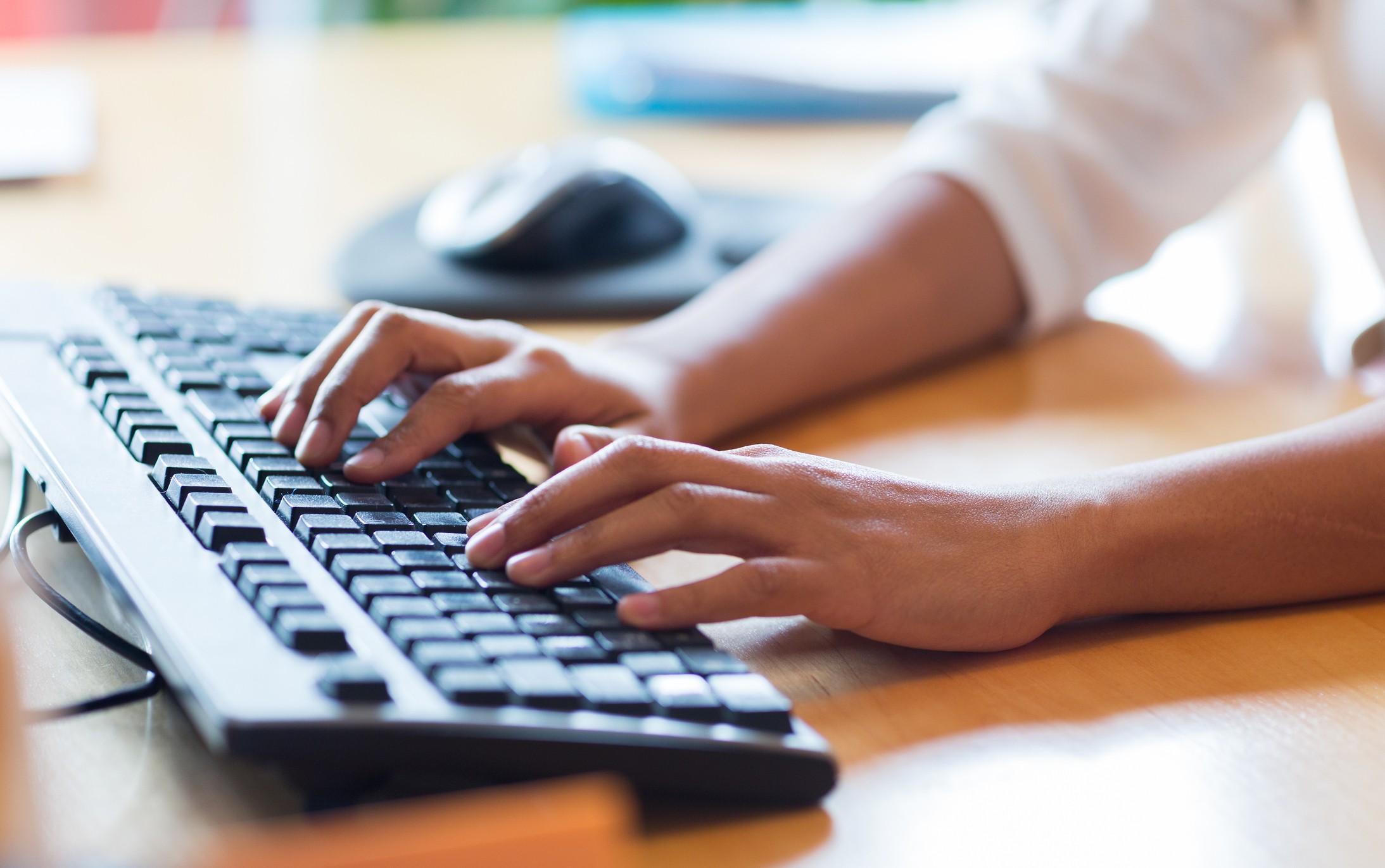 Teclado digitando sozinho no notebook? Saiba o que fazer e resolver