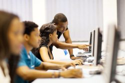 Capacitação em tecnologia: Populos University e parceiros preparam jovens para o mercado de TI